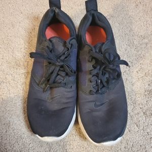 Nike sneakers black women's size 6
